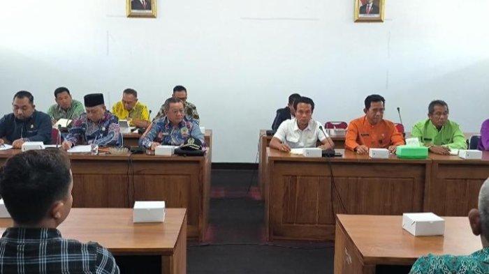 RAPAT KERJA - Rapat Kerja Pimpinan DPRD dan Komisi I bersama mitra dan pemangku kepentingan sekolah, Jumat 11 Juli 2025. Penyelenggaraan pendidikan dasar merupakan kewajiban pemerintah daerah, sebagaimana diatur dalam regulasi nasional dan diperkuat oleh Putusan Mahkamah Konstitusi (MK) Nomor 9/PUU-XXII/2024, Minggu 13 Juli 2025