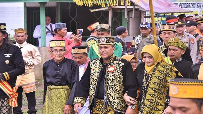 PENOBATAN - Prosesi penobatan Raden Barrie Danu Brata sebagai Sultan Sintang dengan gelar Pangeran Ratu Prabu Rahmatullah Ismail Tsyafioeddin Kesuma Negara pada 2020 silam.