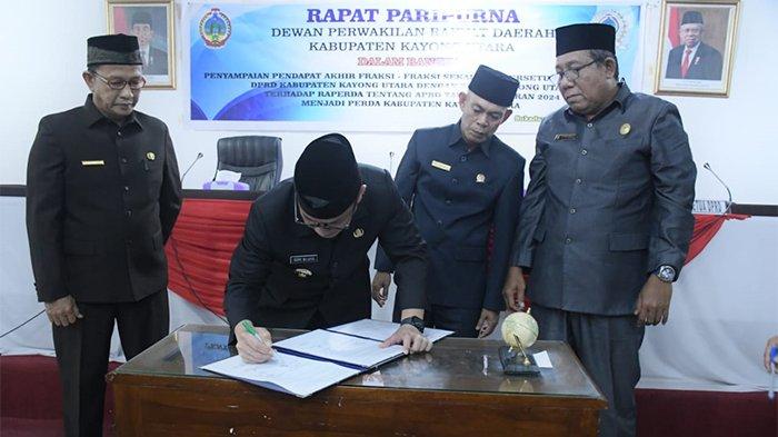 Rapat paripurna bersama DPRD Kayong Utara dalam rangka penyampaian pandangan dan persetujuan akhir fraksi-fraksi terhadap 6 Rancangan Peraturan Daerah (Raperda) menjadi Peraturan Daerah (Perda) Tahun 2023 serta penetapan Program Pembentukan Peraturan Daerah (Propemperda) tahun 2024 yang berlangsung di Ruang Rapat DPRD Sukadana, Rabu (22/11/2023). Cek perolehan suara pimpinan DPRD Kayong Utara 2019-2024 dalam artikel ini
