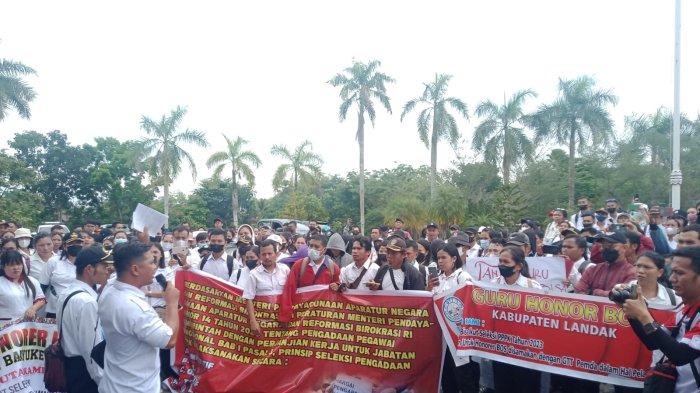 Ratusan orang guru honorer sekolah se-Kabupaten Landak saat menggelar aksi sampaikan aspirasi ke Pemerintah Kabupaten Landak di Gedung DPRD Landak, Rabu 18 Oktober 2023
