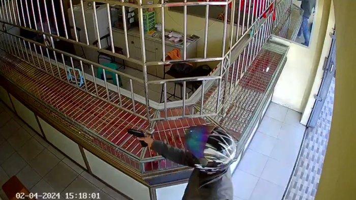 Rekaman CCTV akksi percobaan perampokan di toko emas Surya Mitra Pontianak Barat, Minggu 4 Februari 2024 sore