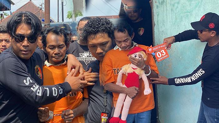 OLAH TKP -  Rekonstruksi kasus hilangnya seorang balita Rafa Fauzan, di Jalan RA Kartini, Gang Kapas, Singkawang Tengah, pada Kamis 24 Juli 2025. Tersangka Uray Abadi memperagakan beberapa adegan bagaimana dirinya melakukan perbuatan keji yang menghilangkan nyawa bocah 1 tahun 11 bulan tersebut.