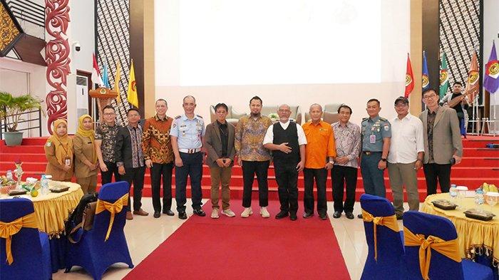 FOTO BERSAMA - Rektor UPB Pontianak Dr Purwanto (tengah) foto bersama narsum dan stakeholder, mitra kerja, asosiasi, serta pelaku dunia usaha sebagai audiens. sebelum Workshop Penyelesaian Sengketa di Luar Pengadilan melalui Mekanisme Arbitrase dan Mediasi, di Gedung Convention Centre UPB, pada pada Selasa 20 Mei 2025.  