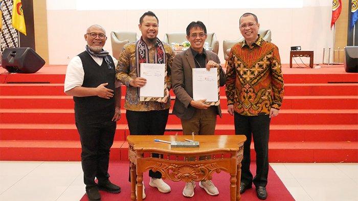 FOTO BERSAMA - Rektor UPB Pontianak Dr Purwanto (tengah) foto bersama narsum sebelum Workshop Penyelesaian Sengketa di Luar Pengadilan melalui Mekanisme Arbitrase dan Mediasi, di Gedung Convention Centre UPB, pada pada Selasa 20 Mei 2025.  