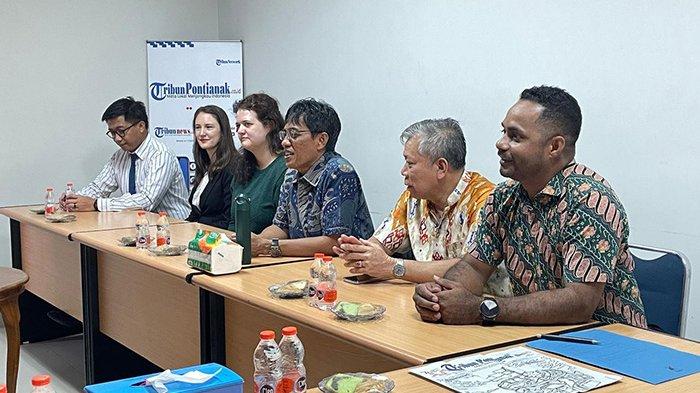 Rektor UPB Pontianak, Purwanto bersama Tim ICEE saat berkunjung ke Kantor Tribun Pontianak, Jalan Sungai Raya Dalam 24 A, Kecamatan Sungai Raya Kabupaten Kubu Raya, Jumat 16 Agustus 2024.