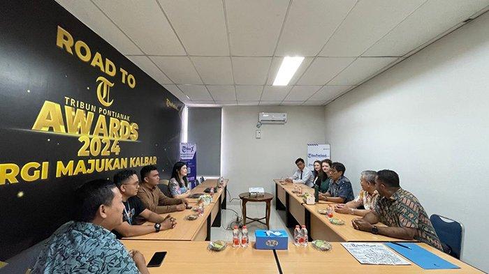 Rektor UPB Pontianak, Purwanto bersama Tim ICEE saat berkunjung ke Kantor Tribun Pontianak, Jalan Sungai Raya Dalam 24 A, Kecamatan Sungai Raya Kabupaten Kubu Raya, Jumat 16 Agustus 2024.