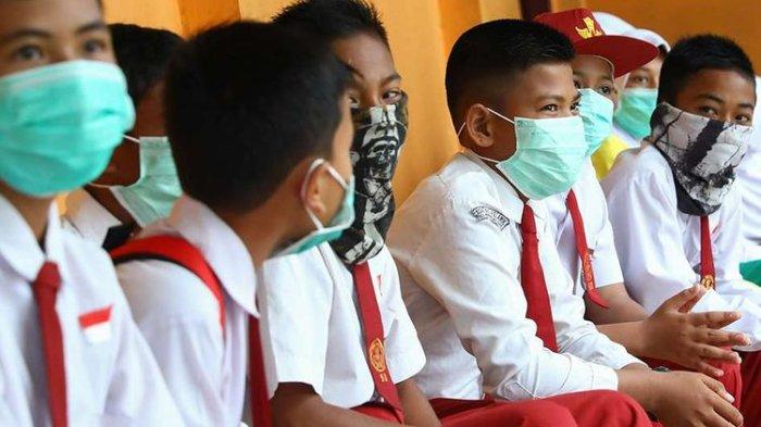 Ilustras. Murid sekolah dasar menggunakan seragam merah putih.