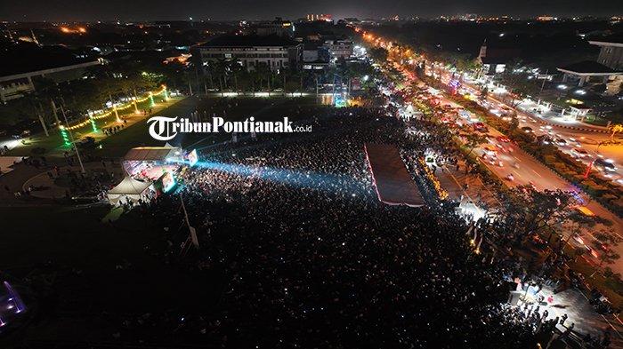 Ribuan masyarakat mengikuti Nonton Bareng (Nobar) semifinal Piala AFC U-23 Indonesia kontra Uzbekistan, di Halaman Kantor Gubernur Kalbar, Jalan Jendral Ahmad Yani, Kota Pontianak, 29 April 2024 malam.