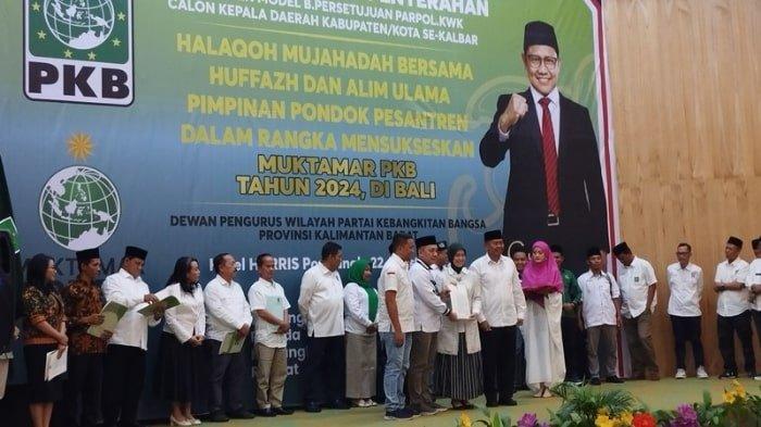 Rosalina Muda Mahendrawan dan Marijan menerima B1 KWK dari PKB Kalbar untuk Pilbup Kubu Raya, Kamis 22 Agustus 2024.