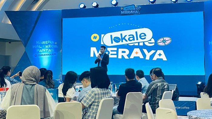 KATA SAMBUTAN - Asmako CEO lokale Coffee memberikan kata sambutan dalam launching menu terbaru Lokale 'Kopi Susu Raya' di Cendana Sky Ballroom Hotel Mercure Pontianak, Rabu (1/7/2025) malam.