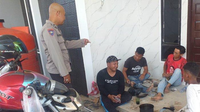 Bhabinkamtibmas Polsek Singkawang Utara yang bertugas di Kelurahan Sungai Garam Polsek Singkawang Utara Aipda Sodikin melaksanakan kegiatan sambang dan berikan imbauan Kamtibmas kepada pekerja bangunan di Kelurahan Sungai Garam kecamatan Singkawang Utara Kota Singkawang, Senin 31 Juli 2023.