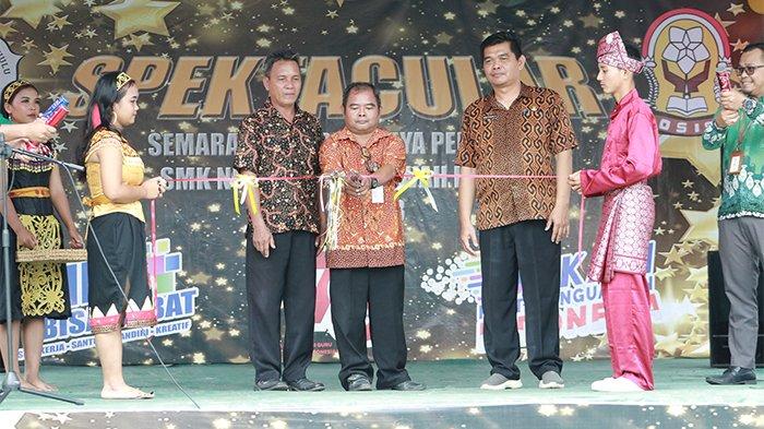 SMK Negeri 1 Mempawah Hulu mengadakan kegiatan Ekspresi Gaya Pelajar (EGP) Spectacular 2. Dibuka langsung oleh pengawas SMK Ignasius Bowo Hariyanto, S.Pd. didampingi oleh Kepala SMKN 1 Mempawah Hulu, Sekretaris Camat Mempawah Hulu, BPD KalBar, Polsek dan PT. ISS  yang  ditandai dengan pemotongan pita.