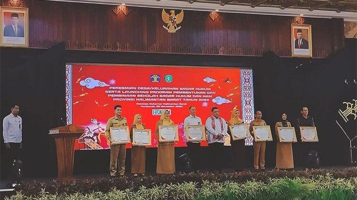 SMK SMTI Pontianak menerima piagam penghargaan sebagai Sekolah Sadar Hukum dan HAM dalam acara Peresmian Desa/Kelurahan Sadar Hukum dan Launching Program Pembentukan dan Pembinaan Sekolah Sadar Hukum dan HAM, yang diselenggarakan Kantor Wilayah (Kanwil) Kementerian Hukum dan HAM (disingkat Kemenkumham) Kalimantan Barat di Pendopo Kantor Gubernur Provinsi Kalimantan Barat, Selasa 28 November 2023.