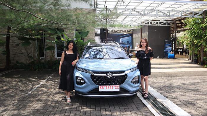 MEMAMERKAN - SPG memamerkan Suzuki Fronx, mobil terbaru Suzuki yang mendarati di Kalbar.