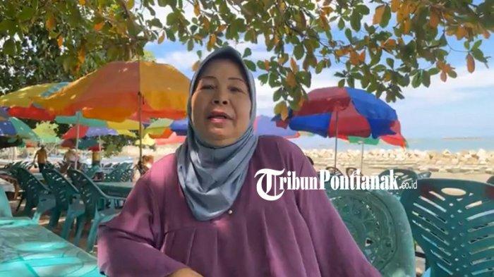 Salah seorang warga Teluk Karang Sedau, Fatila. Ia merupakan pedagang minuman dan makanan di objek wisata pantai ini, Minggu 3 November 2024.