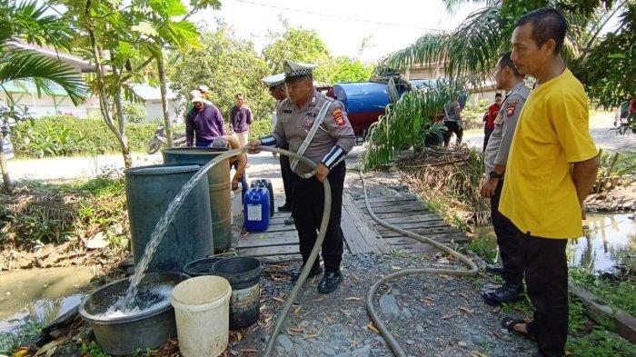 Satlantas Polres Sambas melaksanakan bakti sosial penyaluran air bersih di Desa Perapakan, Kecamatan Pemangkat, Kabupaten Sambas, Jumat 6 Agustus 2024