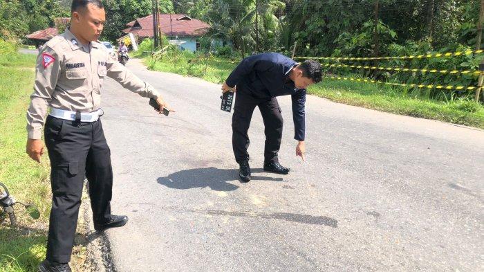 Petugas dari Sat Lantas Polres Sanggau saat melakukan olah TKP di lokasi kecelakaan lalu lintas di tanjakan Semboja, Jalan Jenderal Sudirman, Kecamatan Kapuas, Kabupaten Sanggau, Kalimantan Barat, Senin 8 April 2024 sekitar pukul 13.30 WIB.