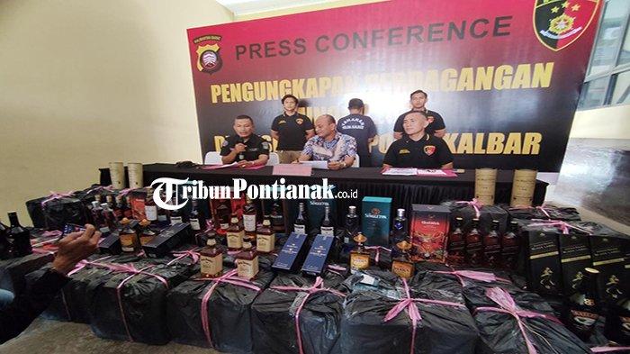 Direktur Reskrimsus Polda Kalbar Kombes Pol Sardo MP Sibarani pimpinan konferensi pers pengungkapan penyelundupan 22.366 Minol senilai 20 Miliar.