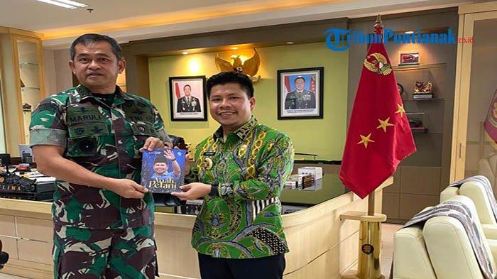 Satono bertemu Panglima Komandan Cadangan Strategis TNI Angkatan Darat (Pangkostrad) Letnan Jenderal TNI Maruli Simanjuntak di Markas Besar Angkatan Darat, Gambir, Jakarta Pusat, Senin 6 Juni 2022.