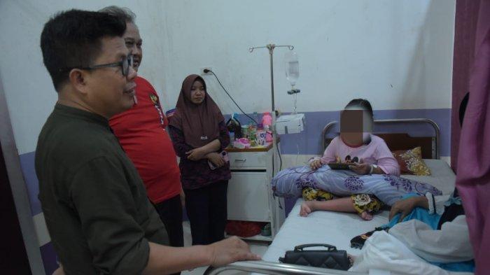 Bupati Sambas H Satono ketika membesuk pasien DBD di RSUD Pemangkat, belum lama ini.