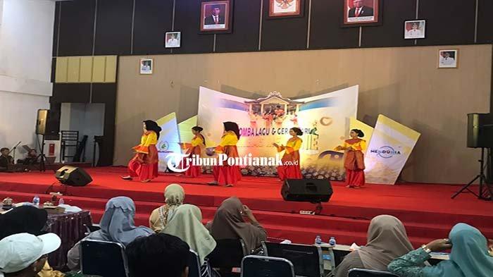 Satu diantara grup tari tingkat pejalan saat tampil pada ajang Lomba Lagu dan Gerak Tari Sambas Mendunie, di Aula Keberbakatan Dinas Pendidikan dan Kebudayaan Kabupaten Sambas, Sabtu 21 Oktober 2023.