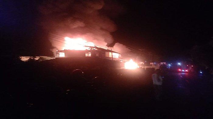 Satu unit rumah di Gang Surau, Jalan PKP Mujahidin Kelurahan Tanjung Puri, Sintang, Kalimantan Barat terbakar pada Rabu, 27 Maret 2024.