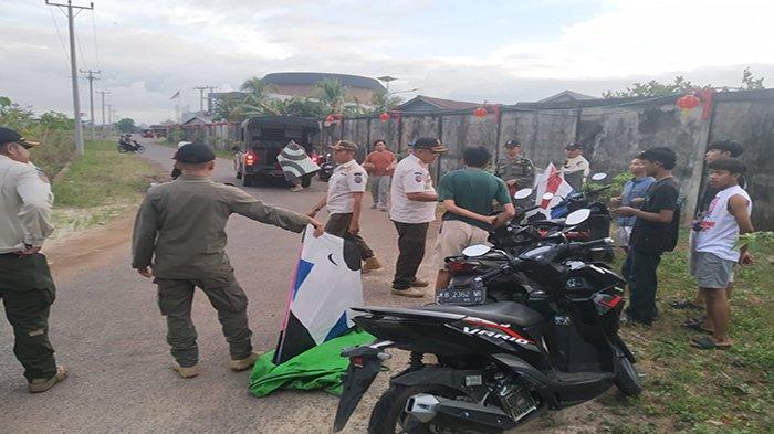 Satuan Polisi Pamong Praja (Satpol PP) Provinsi Kalimantan Barat (Kalbar) melalukan razia permainan layang-layang, yang mana bisa membahayakan operasional penerbangan,  di Kawasan Bandar Udara Supadio, pada Rabu 29 Februari 2024.