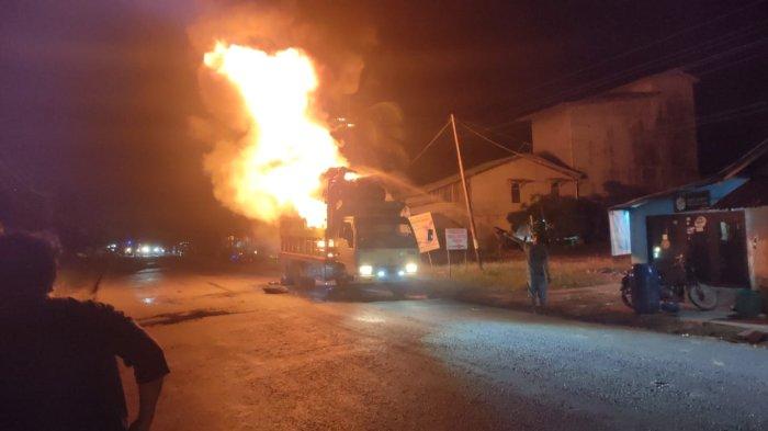 Sebuah Truk pengangkut 16 Unit Sepeda Motor terbakar saat melintas di ruas Jalan Raya Mempawah - Sungai Pinyuh tepatnya di Desa Sungai Bakar Besar Laut, Kecamatan Sungai Pinyuh, Kabupaten Mempawah, Kalimantan Barat, Senin 5 Februari 2024 malam.
