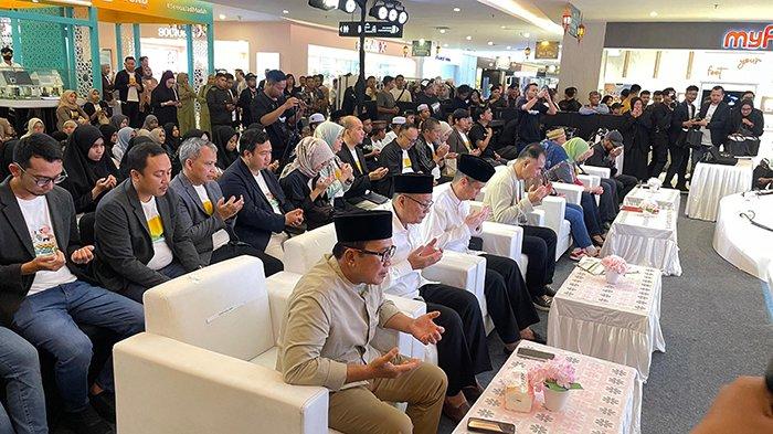 DOA BERSAMA - Segenap undangan, keluarga besar BSI dan anak-anak yatim berdoa bersama.