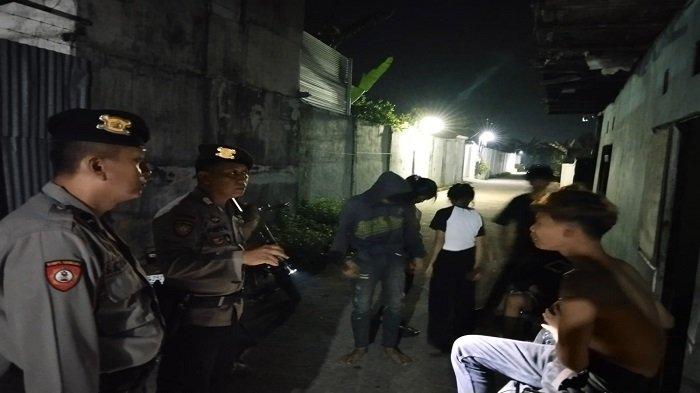Anggota Pontianak Selatan saat mendapati sejumlah remaja di dalam kamar kos di Jalan Nirbaya Pontianak, Senin 18 Maret 2024 malam.