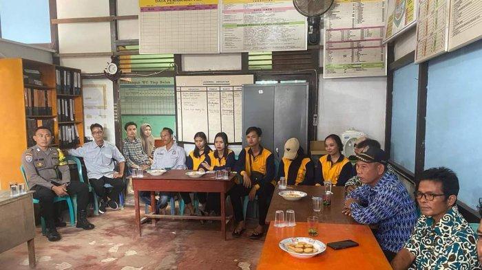 Polsek Sekadau Hilir melaksanakan Jumat Curhat di kantor desa Merapi. Kegiatan ini melibatkan perangkat desa Merapi serta dihadiri masyarakat dan mahasiswa KKN Universitas Kapuas Sintang, Jumat 30 Juni 2023.