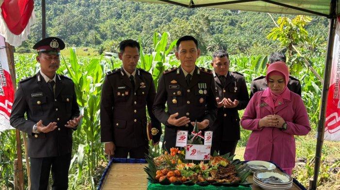SYUKURAN HARI BHAYANGKARA - Polsek Sekayam menggelar syukuran Hari Bhayangkara ke-79 di lahan Demplot I, Dusun Kenaman, Desa Kenaman, Kecamatan Sekayam, Kabupaten Sanggau, Selasa 1 Juli 2025. Kegiatan ini merupakan bentuk nyata komitmen Polri dalam memberikan pelayanan publik yang humanis, profesional, transparan, dan responsif terhadap seluruh lapisan masyarakat.