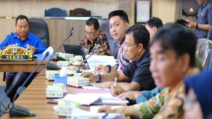 Sekda Kabupaten Kapuas Hulu H Mohd Zaini, saat memimpin langsung rapat mengenai hasil evaluasi dan monitoring capaian penerapan SPM tahun 2023 di Kapuas Hulu, dan rencana kedepannya seperti apa, di Kantor Bupati Kapuas Hulu, Kamis 15 Februari 2024.