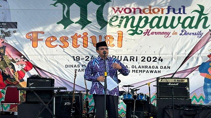 Sekda Mempawah Ismail ketika menutup Wonderful Mempawah Festival, Sabtu 24 Februari 2024. Kegiatan dilaksanakan oleh Dinas Pendidikan, Pemuda, Olahraga dan Pariwisata (Disdikporapar) sejak 19-24 Februari 2024 di Halaman Disdikporapar.
