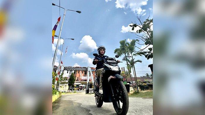 Pertama di Provinsi Kalimantan Barat, Pelajar dan guru jurusan Otomotif Kendaraan Bermotor, Sekolah Menengah Kejuruan Negeri (SMKN) 1 Sintang, berhasil membuat sepeda motor listrik.