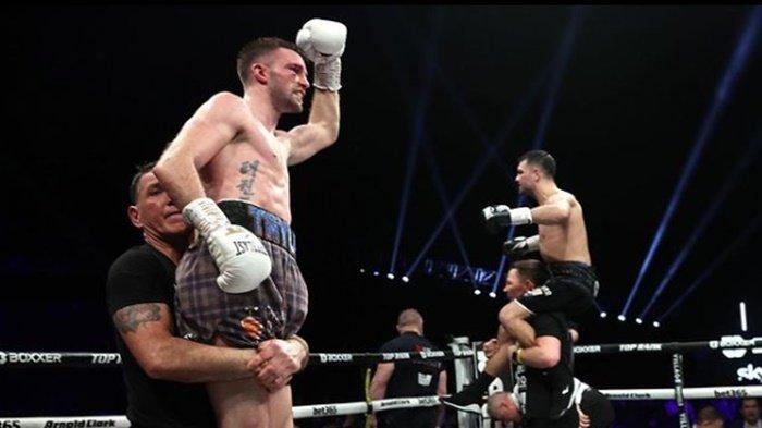 Selebrasi Josh Taylor (kiri) dan Jack Catterall (kanan) usai duel pada Februari 2022