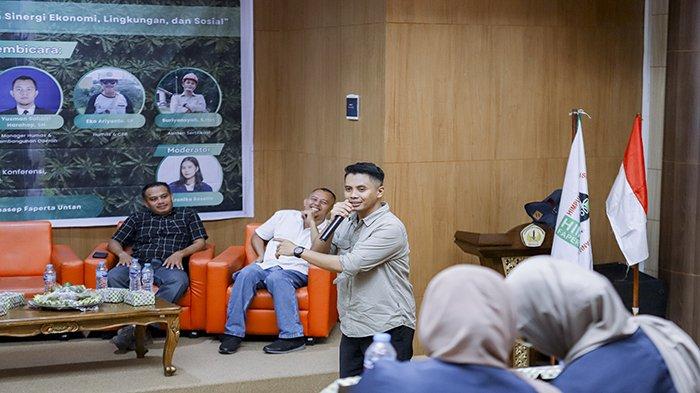 SEMINAR - Berkolaborasi dengan PT. Tintin Boyok Sawit Makmur, Himpunan Mahasiswa Sosial Ekonomi Pertanian (HIMASEP) Untan menggelar Seminar of Agribisnis yang bertajuk “Sawit Berkelanjutan Mewujudkan Sinergi Ekonomi, Lingkungan, dan Sosial” di Gedung Konferensi Teater 2, Univeristas Tanjungpura, Kota Pontianak, Selasa, 20 Mei 2025.