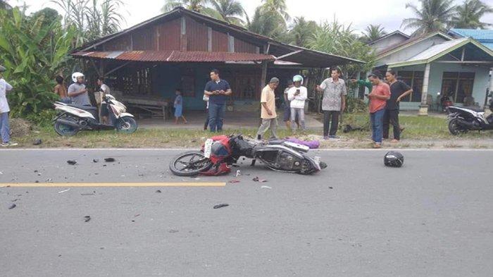 Seorang pria pengendara motor meninggal dunia usai tabrakan dengan dua minibus di Jalan Raya Dusun Pelaik, Kecamatan Semparuk, Kabupaten Sambas, Senin 4 Desember 2023.