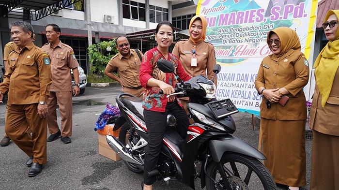 Seorang Guru honorer dari Sekolah Menengah Kejuruan Negeri (SMKN) 1 Ketungau Hulu, Kabupaten Sintang yakni Meries mendapat hadiah satu unit sepeda motor, dari Dinas Pendidikan dan Kebudayaan (Disdikbud) Kalimantan Barat.