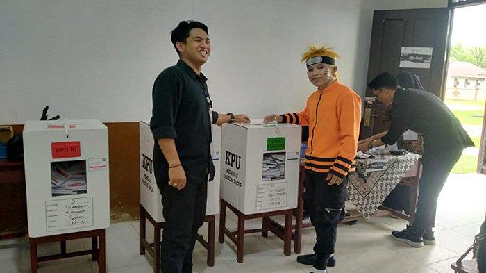 Seorang laki-laki bernama Fadli cosplay Naruto saat mencoblos di TPS Desa Tri Mandayan Kecamatan Teluk Keramat, Kabupaten Sambas, Rabu 14 Februari 2024.
