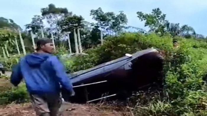 Seorang warga melihat sebuah minibus terbalik usai kecelakaan di Jalan Raya Sungai Sumpit, Kecamatan Paloh, Kabupaten Sambas, Kamis 27 Juni 2024.