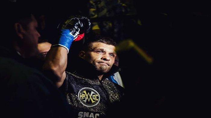 Sergiy Derevyanchenko petinju asal Ukraina yang dikenal doyan baku cabut dan berdagu baja