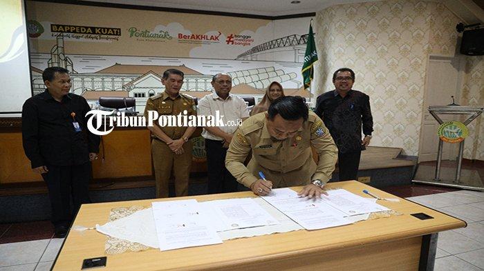 Kepala Bappeda Kota Pontianak Sidiq Handanu melakukan penandatanganan. Untuk mendukung riset, Bappeda Kota Pontianak menggandeng Untan lewat penandatanganan kerja sama dengan Fakultas Ekonomi dan Bisnis, Fakultas Teknik, Fakultas Ilmu Sosial dan Ilmu Politik dan LPPM Untan.