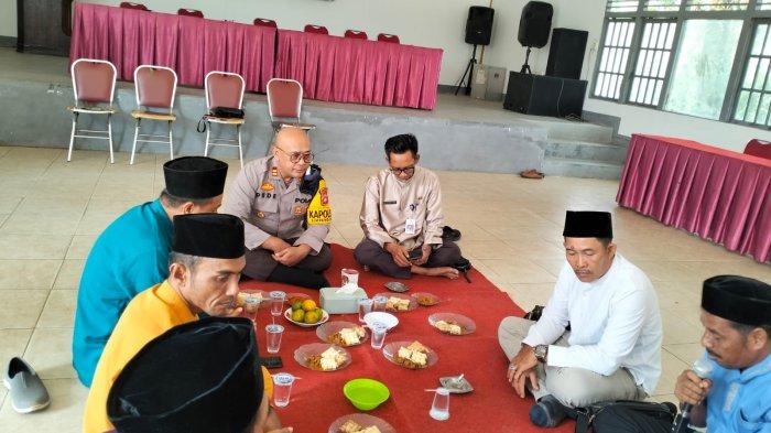 TOKOH MASYARAKAT - Kapolsek Simpang Hilir, AKP Dede Saepul Mikdar, SH, melakukan pertemuan silaturahmi dengan tokoh ulama Kecamatan Simpang Hilir, H. Marjuki, Selasa 18 Maret 2025. Pertemuan ini bertujuan memperkuat silaturahmi dan membangun kerjasama antara pihak kepolisian dan tokoh agama di wilayah Simpang Hilir.