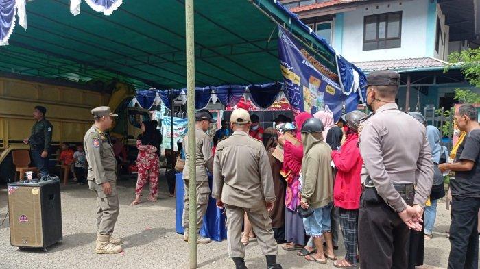 Personel Polsek Singkawang Tengah lakukan pengamanan kegiatan Operasi Pasar Murah dalam rangka pengendalian inflansi di Daerah Kota Singkawang, Rabu 8 Maret 2023