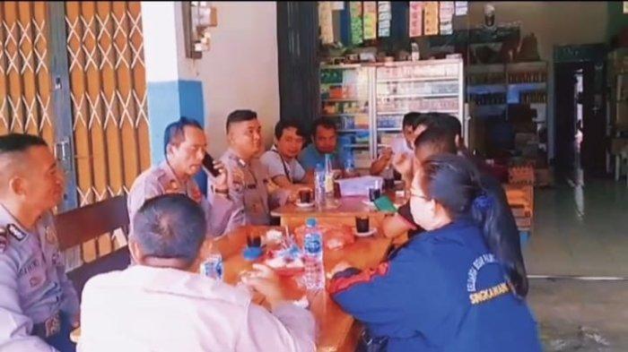 Polsek Singkawang Timur melaksanakan kegiatan Jumat Curhat dengan masyarakat Kelurahan Pajintan di warung kopi di Kelurahan Pajintan Kecamatan Singkawang Timur, Jumat 4 Agustus 2023