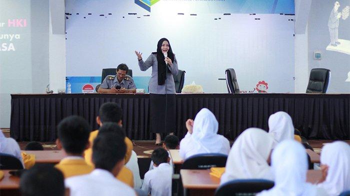 Siswa kelas XI SMK SMTI Pontianak memperoleh penyuluhan hukum dari Kanwil Kemenkumham Kalimantan Barat, Senin 16 Oktober 2023 di SMK SMTI Pontianak.