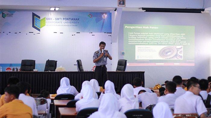 Siswa kelas XI SMK SMTI Pontianak memperoleh penyuluhan hukum dari Kanwil Kemenkumham Kalimantan Barat, Senin 16 Oktober 2023 di SMK SMTI Pontianak.