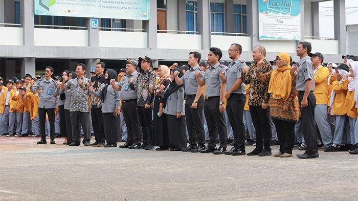 Kanwil Kemenkumham Kalimantan Barat memberikan penyuluhan hukum pada Siswa kelas XI SMK SMTI Pontianak, Senin 16 Oktober 2023 di SMK SMTI Pontianak.