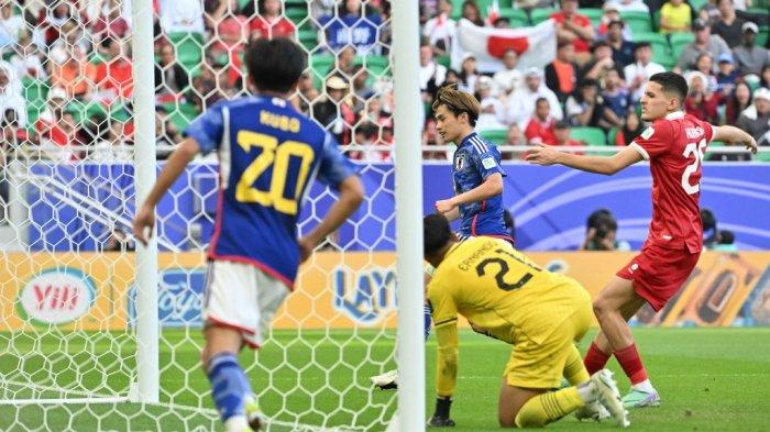 Ayase Ueda mencetak gol ke gawang Timnas Indonesia usai memanfaatkan umpan Ritsu Doan dalam duel lanjutan Piala Asia Qatar Grup D , Rabu 24 Januari 2024 . Cek Skor Sementara Indonesia Vs Jepang dan link streaming selengkapnya di artikel ini.